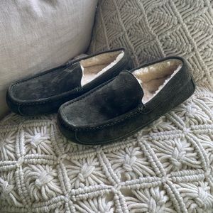 UGG Mens size 8, barely worn.